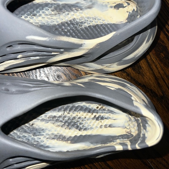 YEEZY FOAM RUNNER 'MXT MOON GREY' - Picture 4 of 11